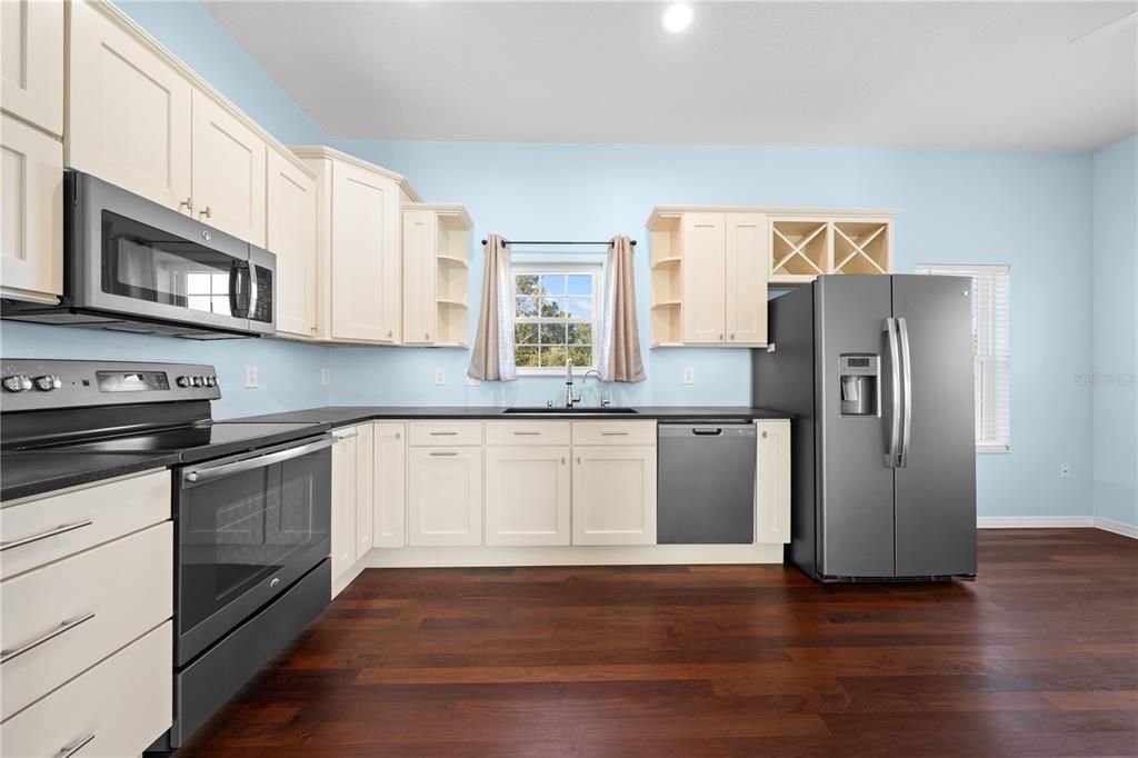 For Sale: $975,000 (6 beds, 6 baths, 3791 Square Feet)