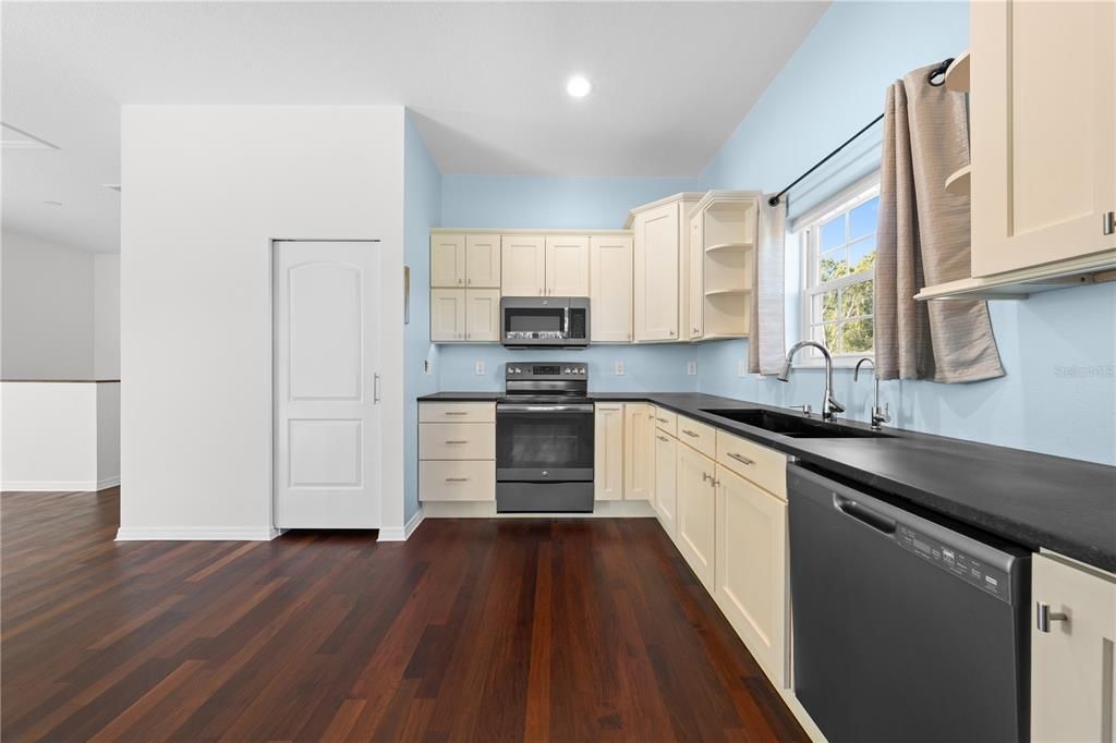 For Sale: $975,000 (6 beds, 6 baths, 3791 Square Feet)