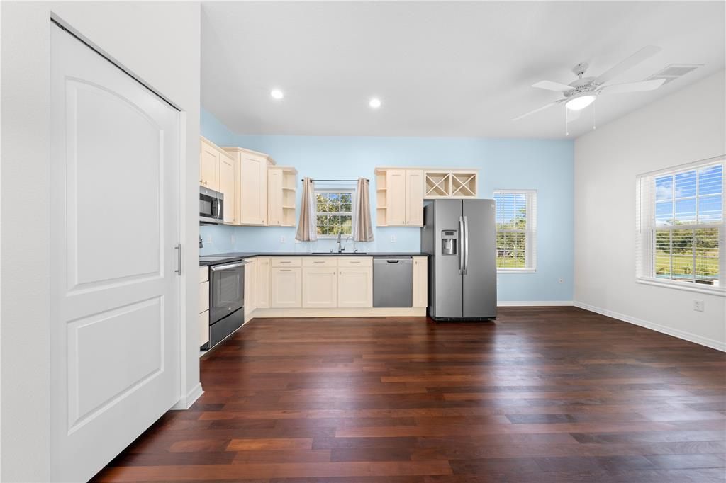 For Sale: $975,000 (6 beds, 6 baths, 3791 Square Feet)