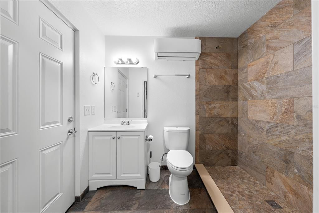 For Sale: $975,000 (6 beds, 6 baths, 3791 Square Feet)