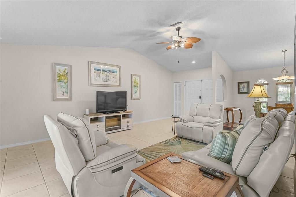 На продажу: $429,900 (3 спален, 2 ванн, 2078 Квадратных фут)