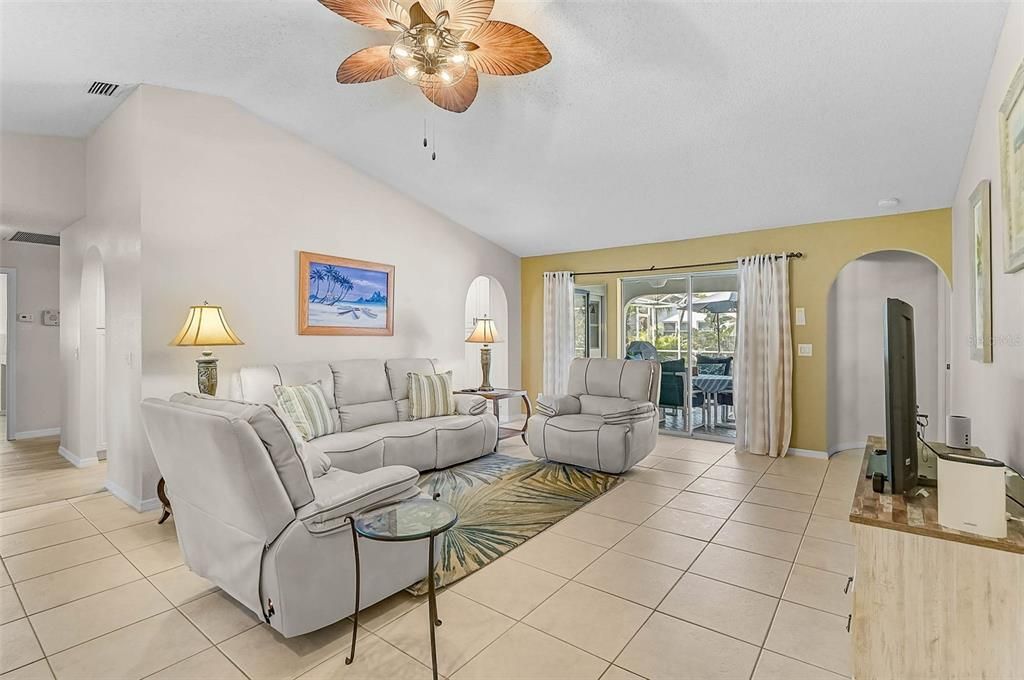 На продажу: $429,900 (3 спален, 2 ванн, 2078 Квадратных фут)