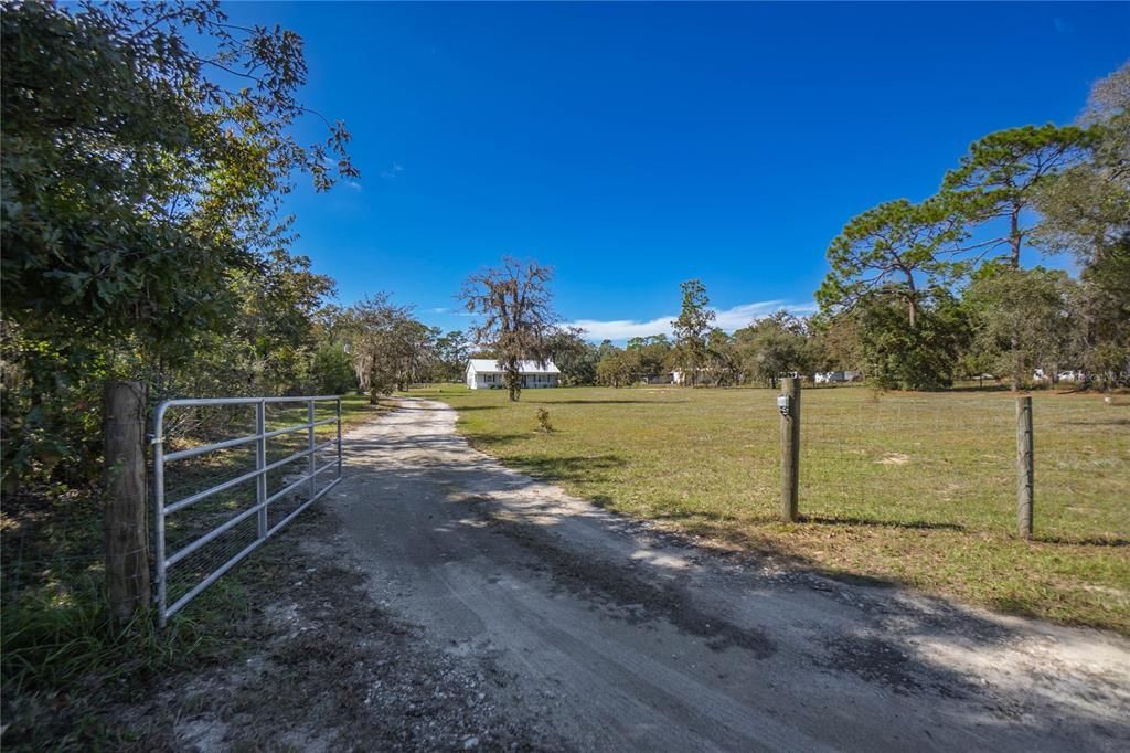 合同活跃: $345,000 (3 贝兹, 3 浴室, 1883 平方英尺)