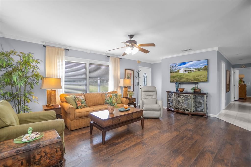 合同活跃: $345,000 (3 贝兹, 3 浴室, 1883 平方英尺)