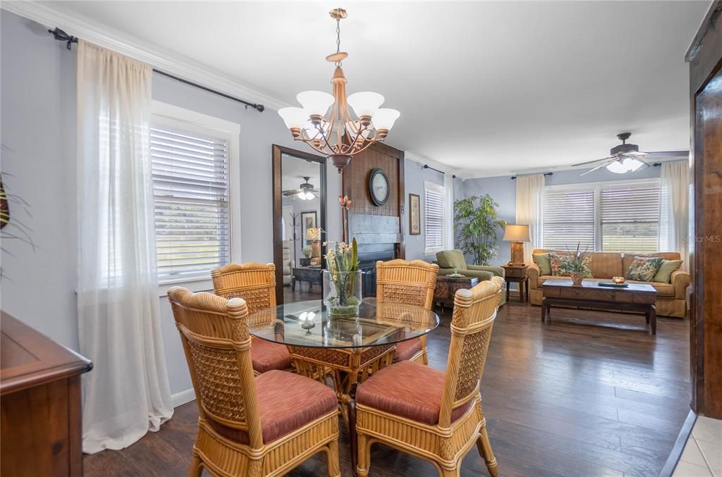 合同活跃: $345,000 (3 贝兹, 3 浴室, 1883 平方英尺)