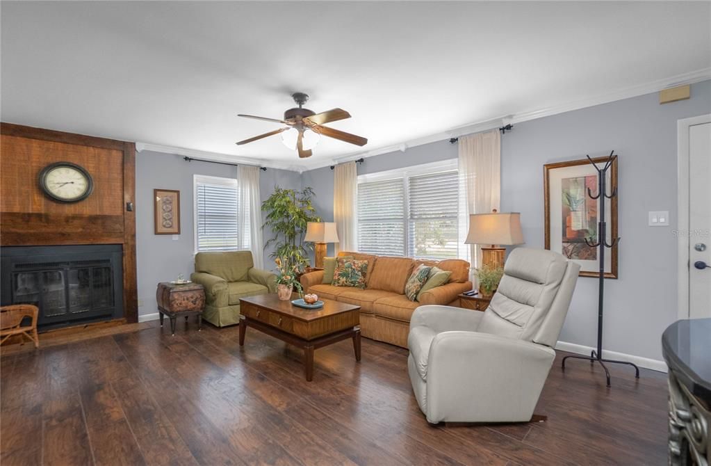 合同活跃: $345,000 (3 贝兹, 3 浴室, 1883 平方英尺)