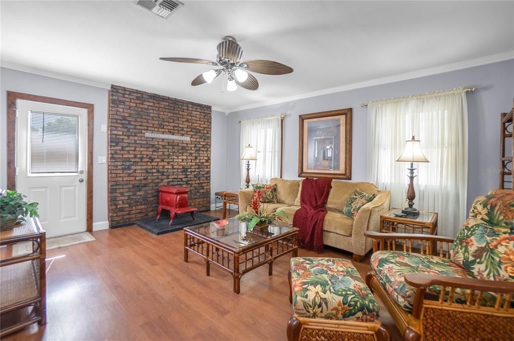 合同活跃: $345,000 (3 贝兹, 3 浴室, 1883 平方英尺)