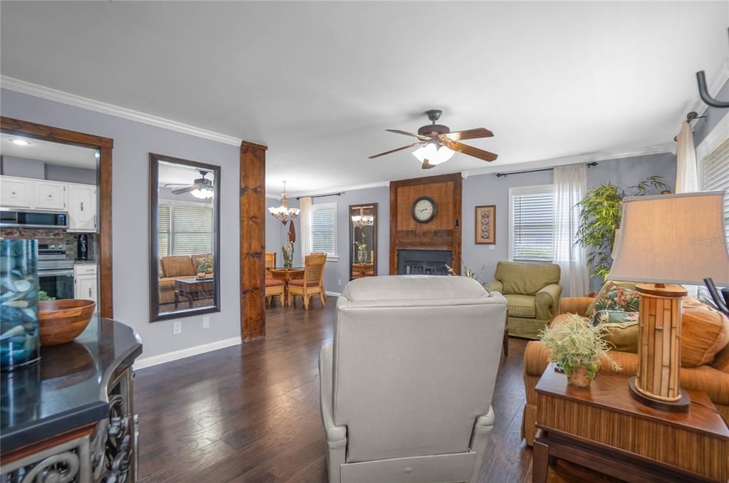 合同活跃: $345,000 (3 贝兹, 3 浴室, 1883 平方英尺)