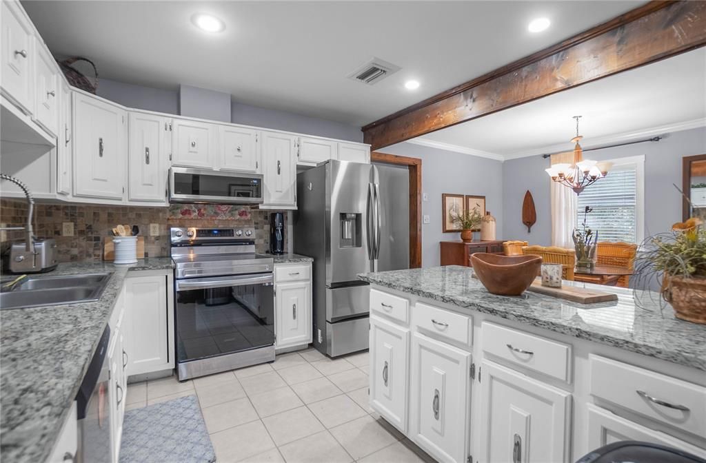 合同活跃: $345,000 (3 贝兹, 3 浴室, 1883 平方英尺)