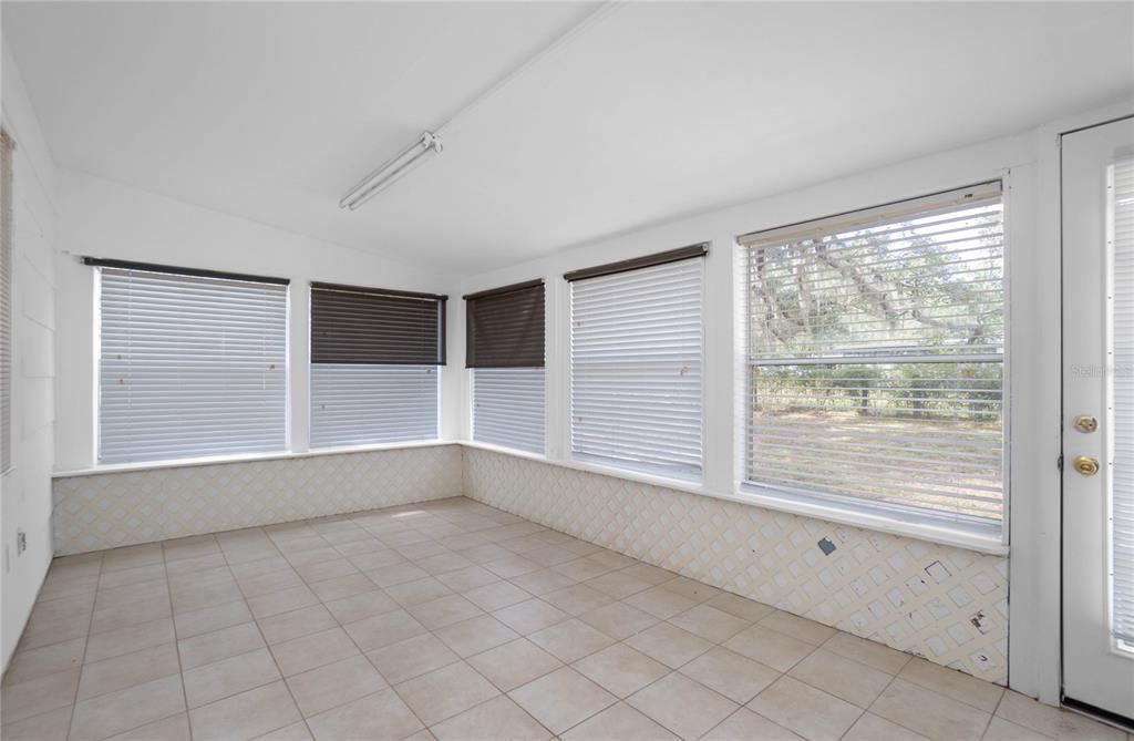 合同活跃: $345,000 (3 贝兹, 3 浴室, 1883 平方英尺)