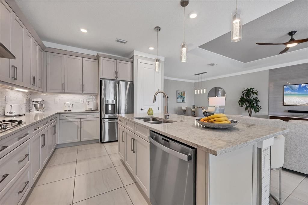 Под контрактом: $895,000 (3 спален, 3 ванн, 2217 Квадратных фут)