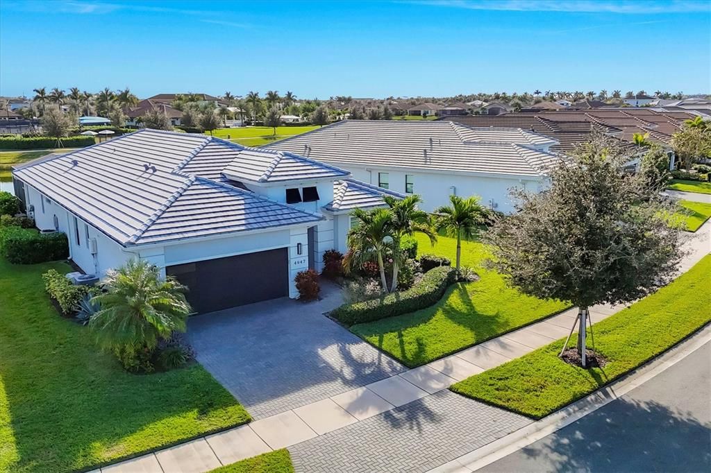 Под контрактом: $895,000 (3 спален, 3 ванн, 2217 Квадратных фут)