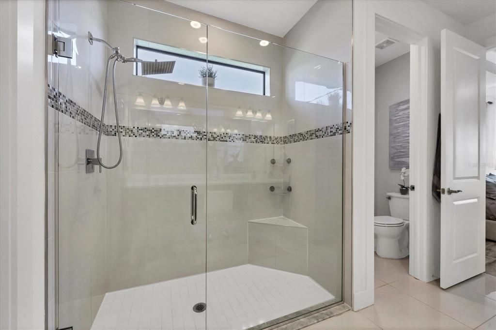 Под контрактом: $895,000 (3 спален, 3 ванн, 2217 Квадратных фут)