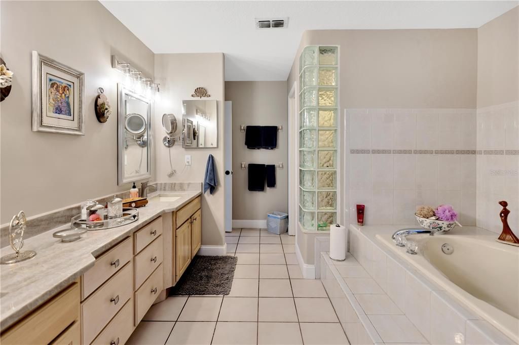 En Venta: $1,400,000 (5 camas, 3 baños, 3350 Pies cuadrados)