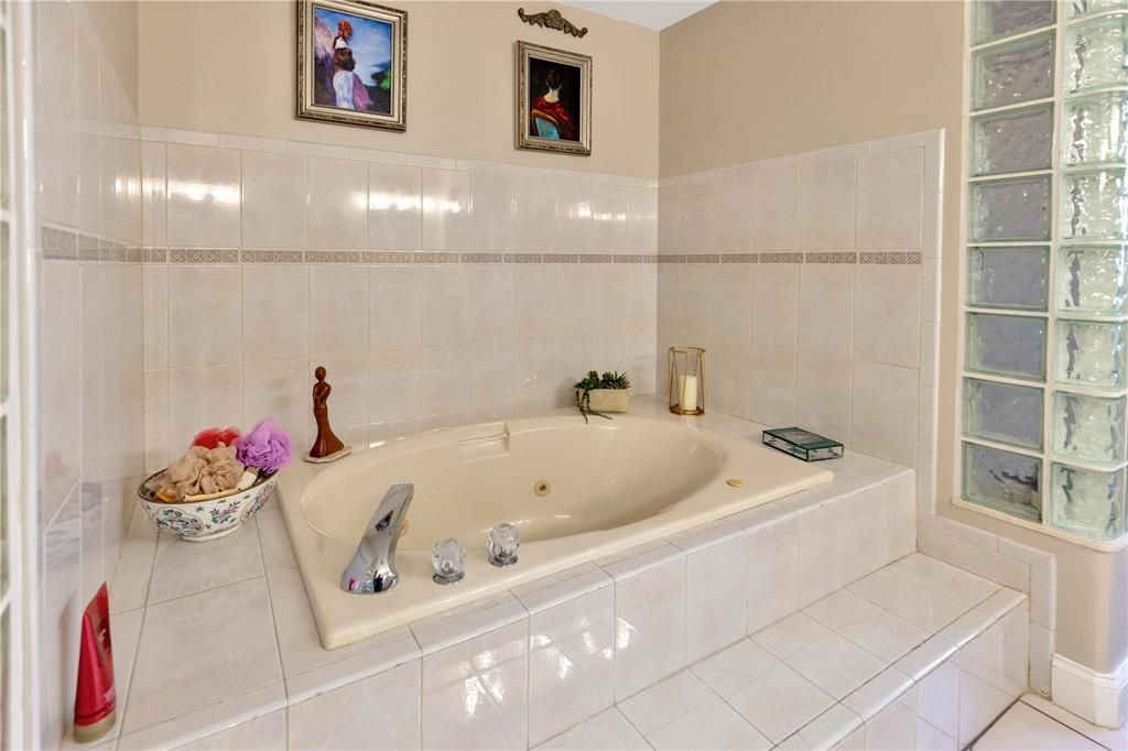 En Venta: $1,400,000 (5 camas, 3 baños, 3350 Pies cuadrados)