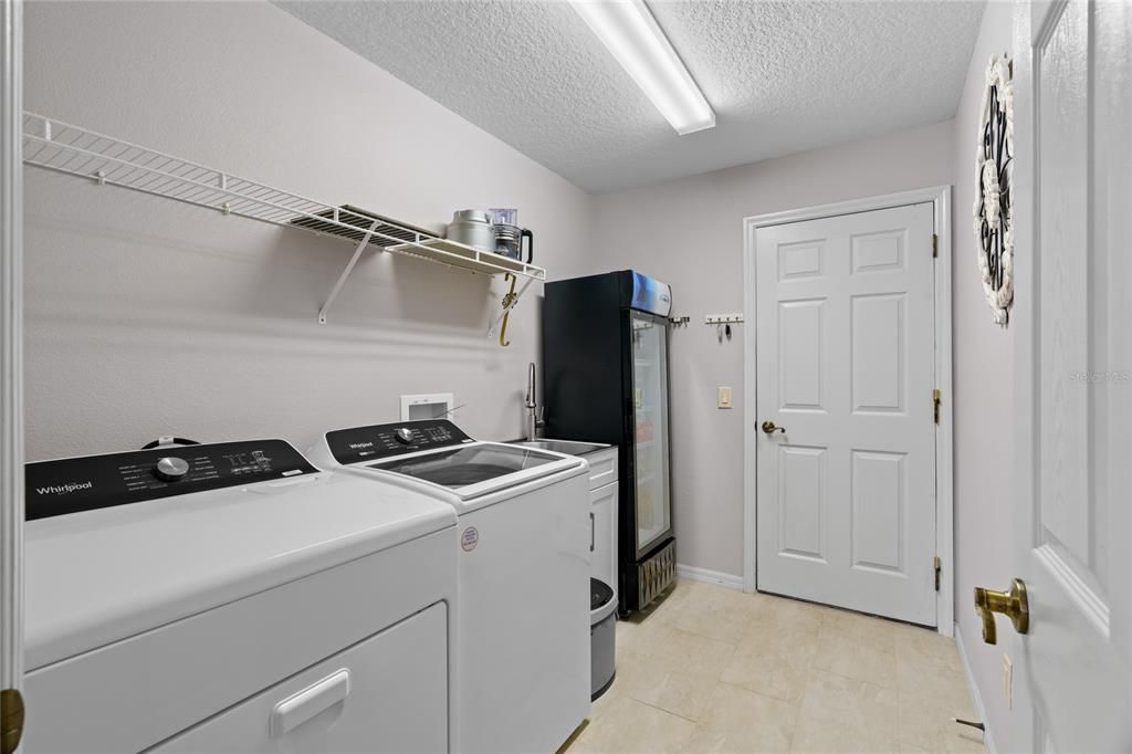 На продажу: $339,000 (3 спален, 2 ванн, 2093 Квадратных фут)