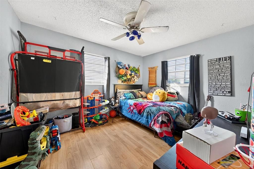 Под контрактом: $319,000 (3 спален, 2 ванн, 1155 Квадратных фут)