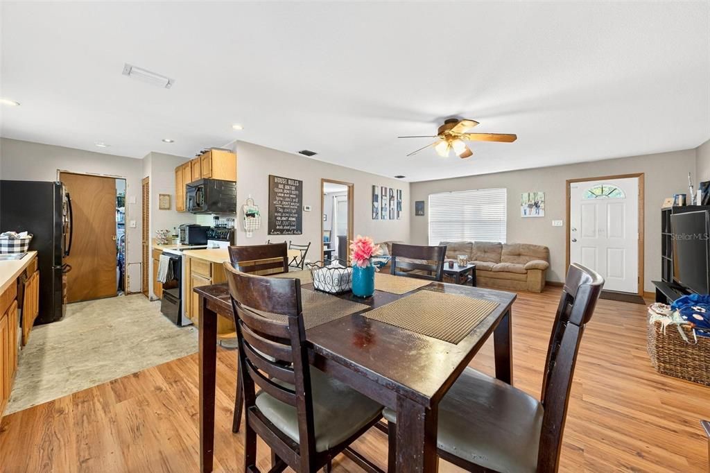 Под контрактом: $319,000 (3 спален, 2 ванн, 1155 Квадратных фут)