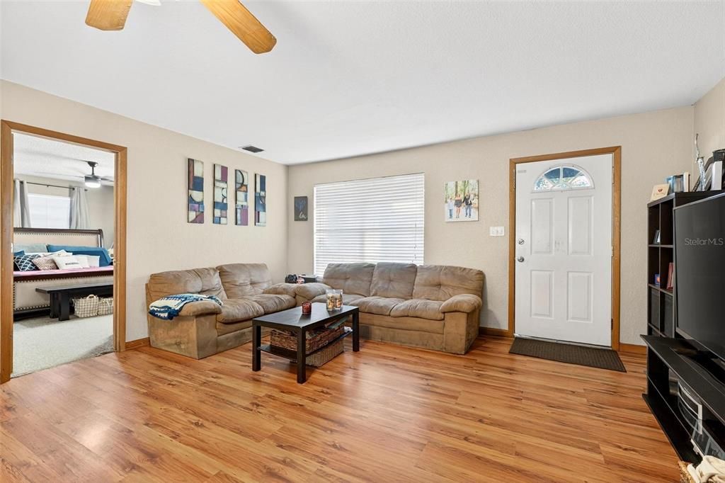 Под контрактом: $319,000 (3 спален, 2 ванн, 1155 Квадратных фут)