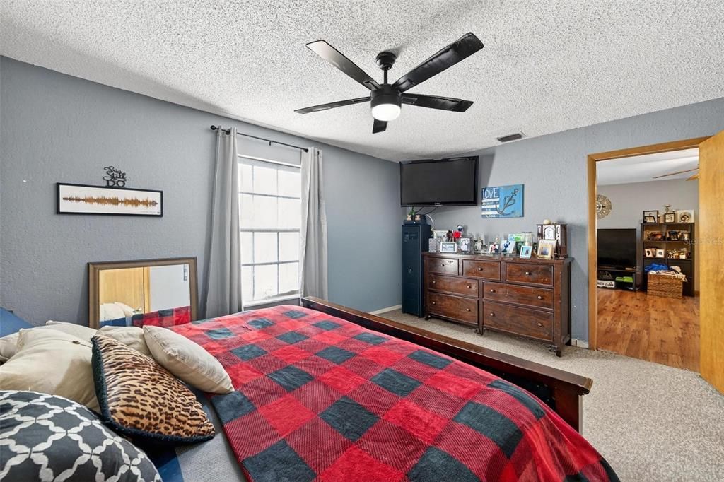 Под контрактом: $319,000 (3 спален, 2 ванн, 1155 Квадратных фут)