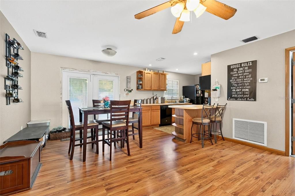 Под контрактом: $319,000 (3 спален, 2 ванн, 1155 Квадратных фут)