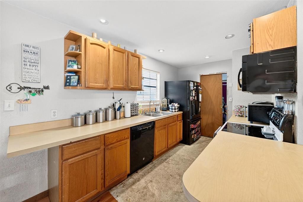 Под контрактом: $319,000 (3 спален, 2 ванн, 1155 Квадратных фут)