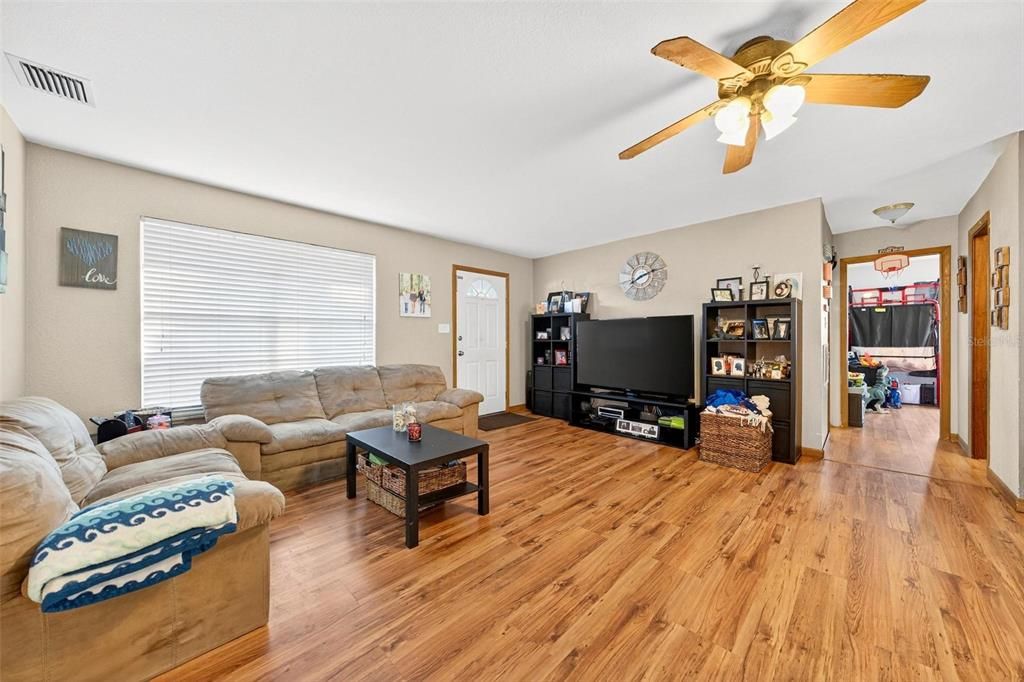 Под контрактом: $319,000 (3 спален, 2 ванн, 1155 Квадратных фут)