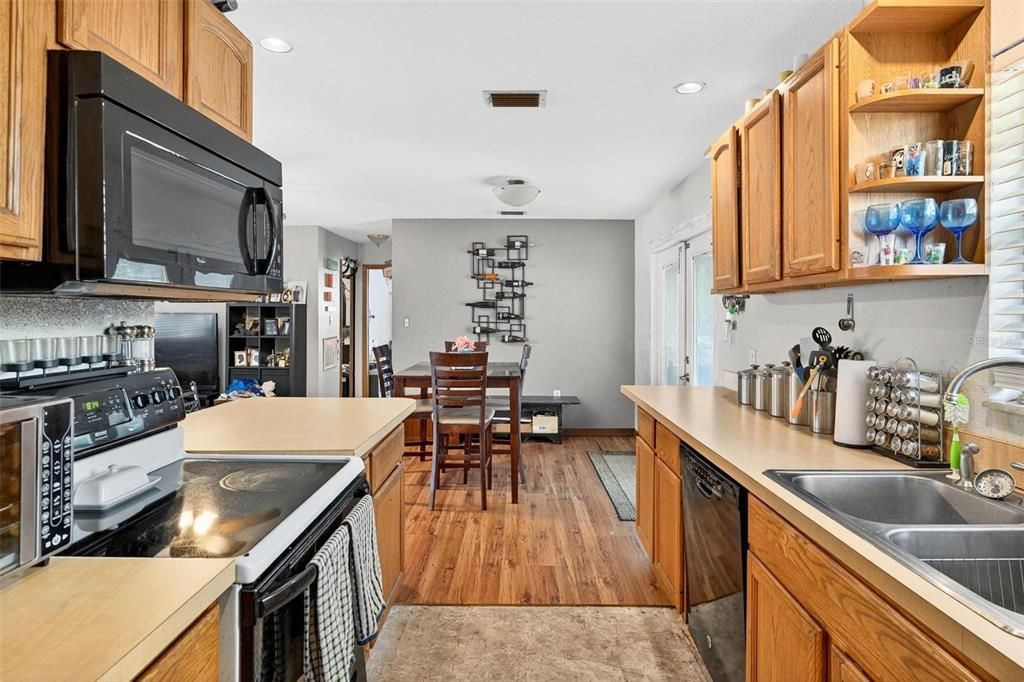 Под контрактом: $319,000 (3 спален, 2 ванн, 1155 Квадратных фут)