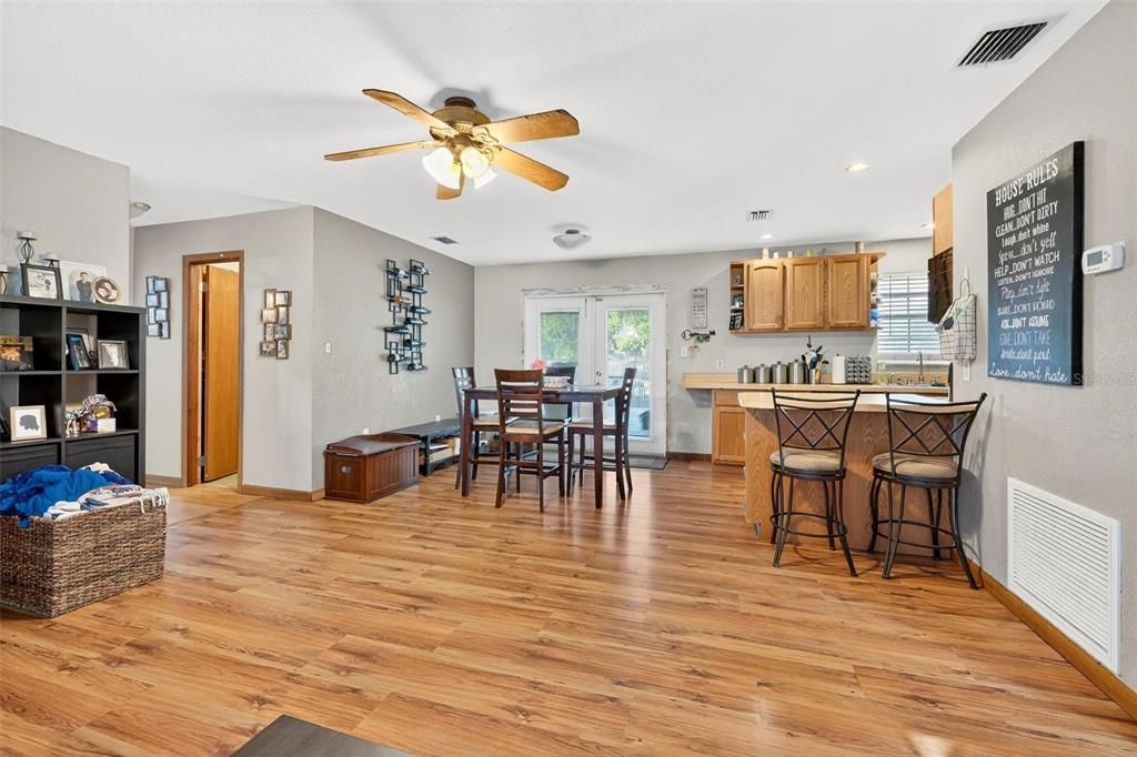 Под контрактом: $319,000 (3 спален, 2 ванн, 1155 Квадратных фут)