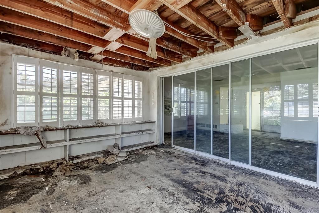 For Sale: $179,900 (2 beds, 1 baths, 1080 Square Feet)