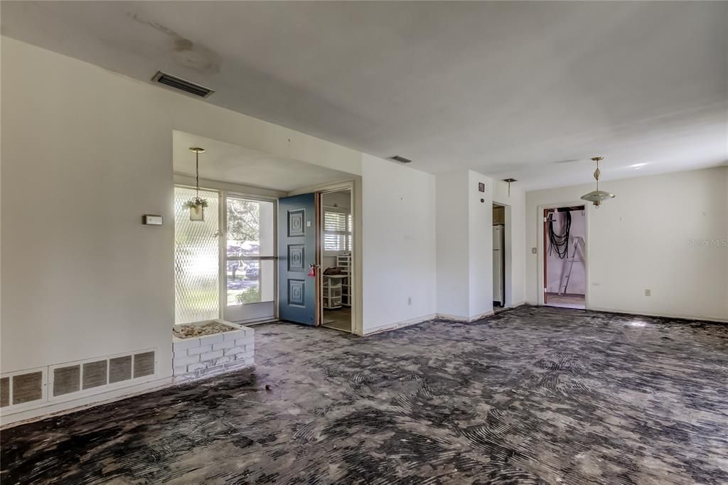 For Sale: $179,900 (2 beds, 1 baths, 1080 Square Feet)