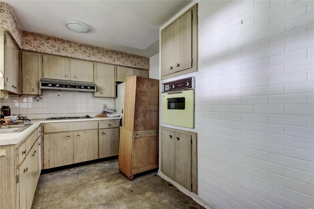 For Sale: $179,900 (2 beds, 1 baths, 1080 Square Feet)