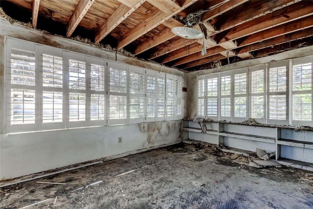 For Sale: $179,900 (2 beds, 1 baths, 1080 Square Feet)