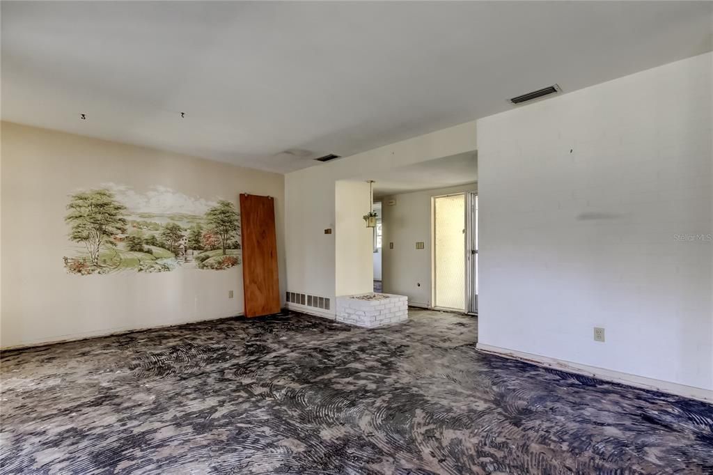 For Sale: $179,900 (2 beds, 1 baths, 1080 Square Feet)