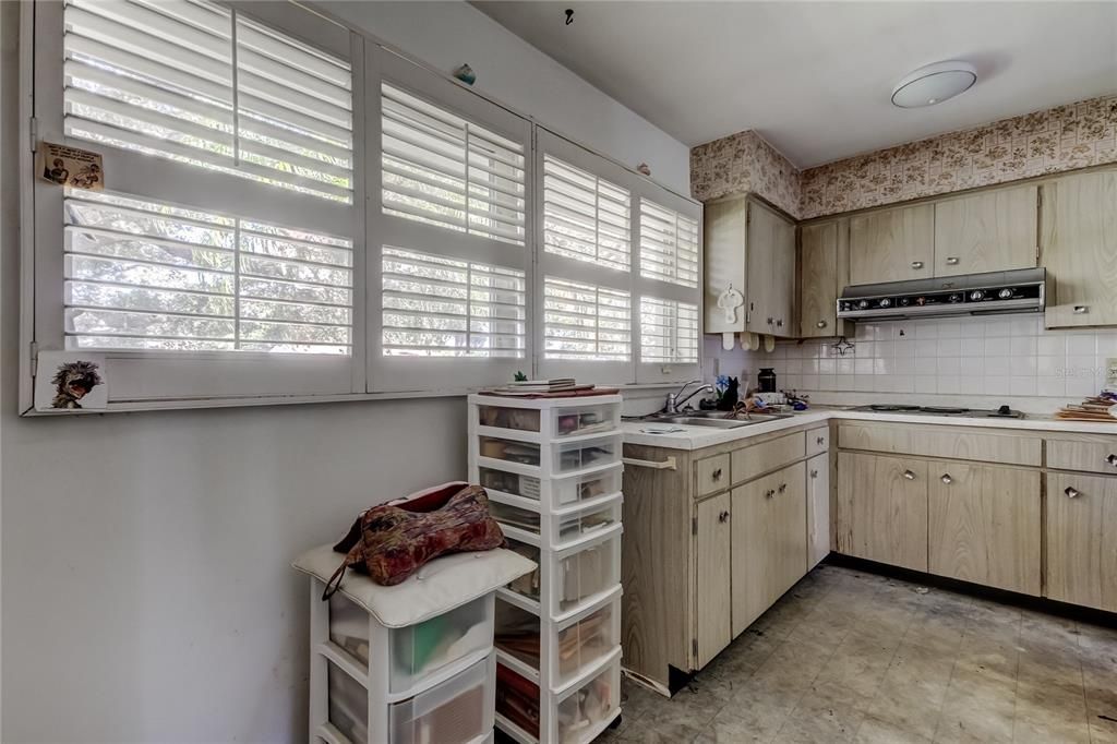 For Sale: $179,900 (2 beds, 1 baths, 1080 Square Feet)