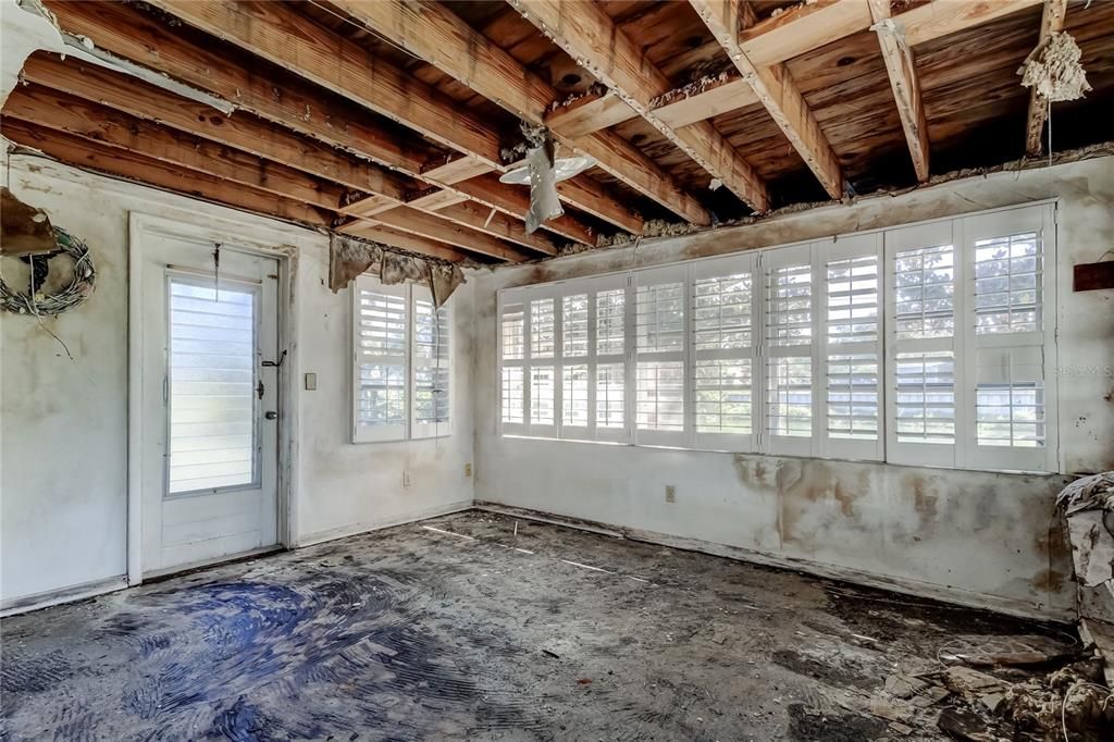 For Sale: $179,900 (2 beds, 1 baths, 1080 Square Feet)