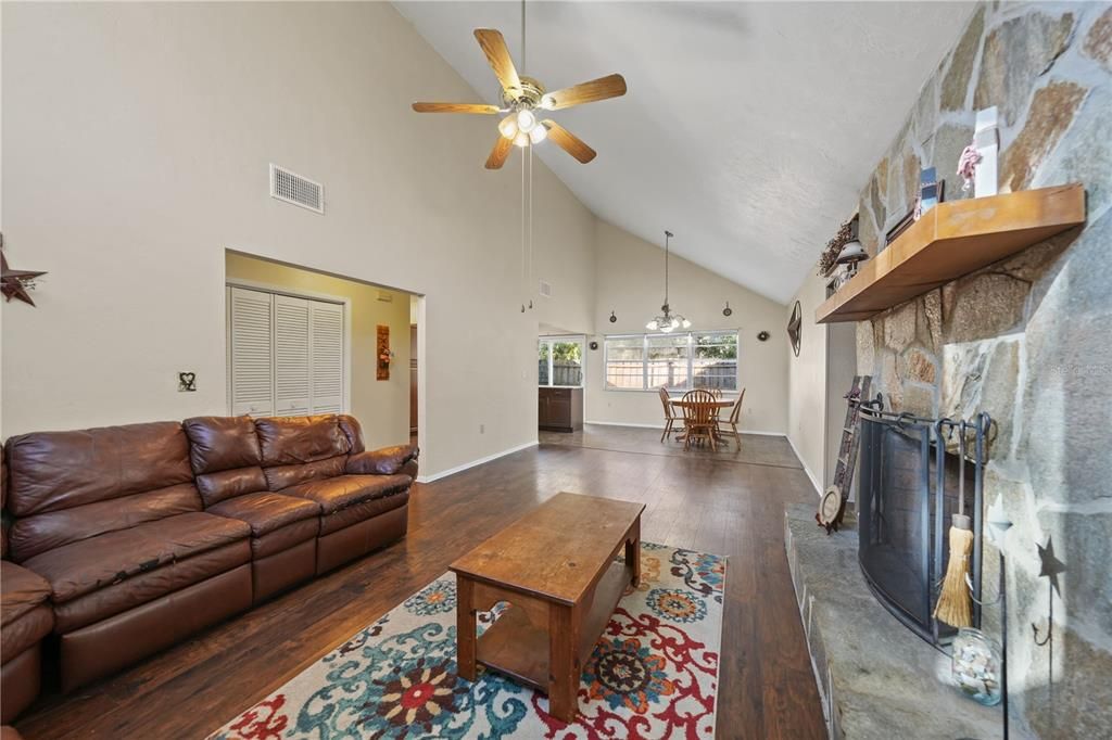 Active With Contract: $285,000 (3 beds, 2 baths, 1564 Square Feet)