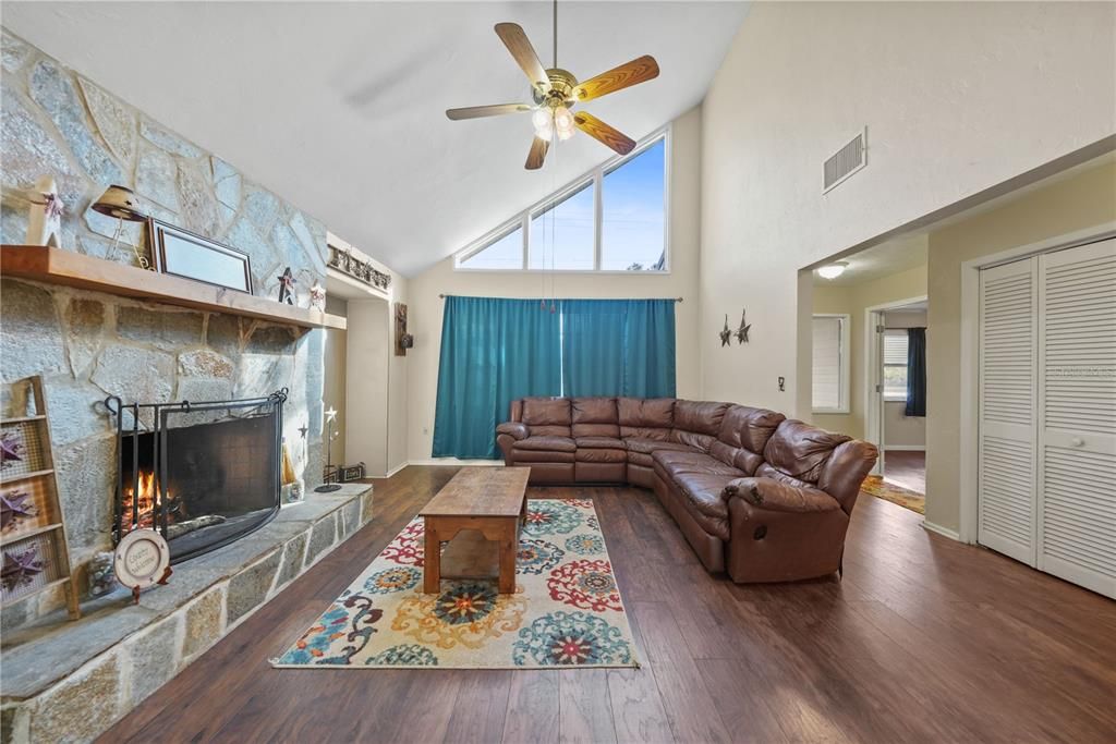 Active With Contract: $285,000 (3 beds, 2 baths, 1564 Square Feet)