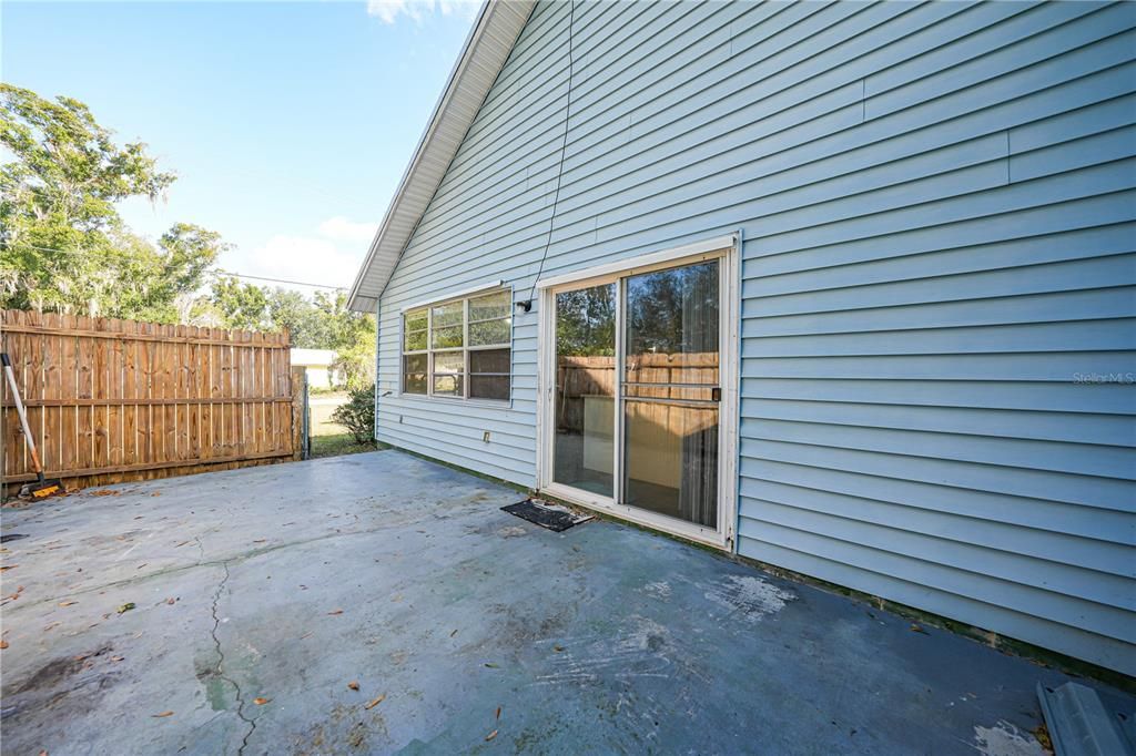 Active With Contract: $285,000 (3 beds, 2 baths, 1564 Square Feet)