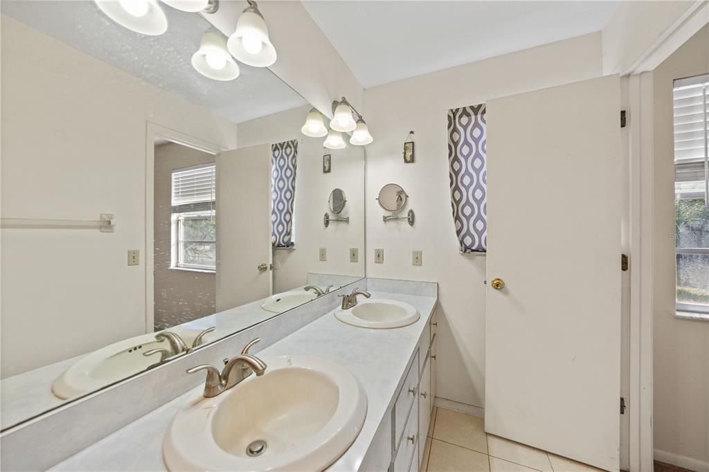 Active With Contract: $285,000 (3 beds, 2 baths, 1564 Square Feet)