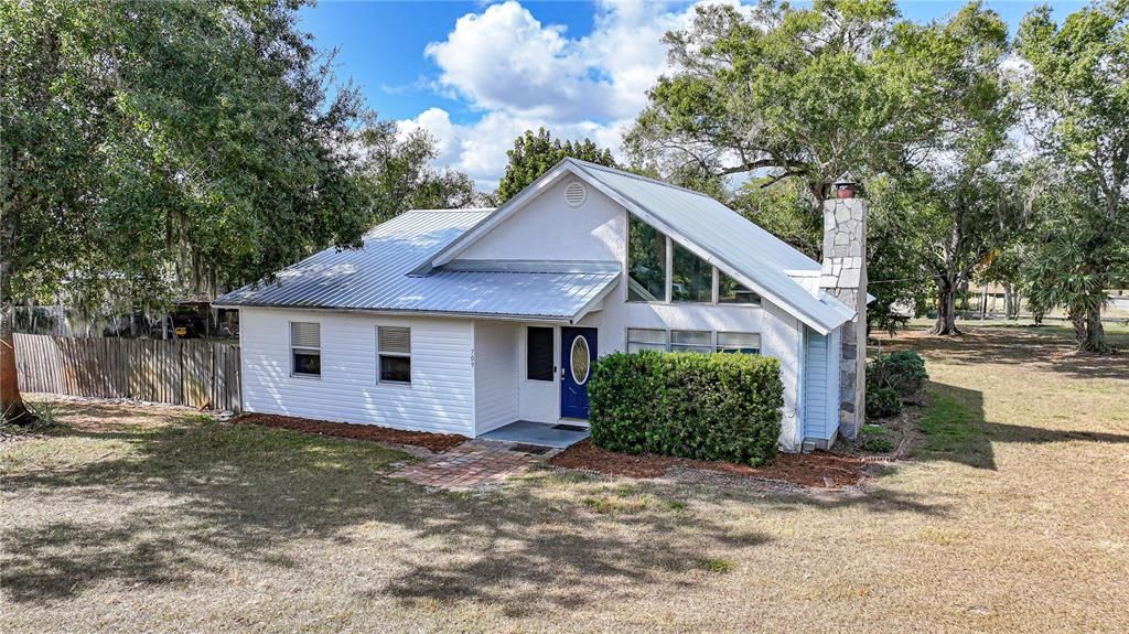 Active With Contract: $285,000 (3 beds, 2 baths, 1564 Square Feet)