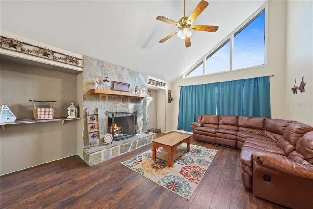 Active With Contract: $285,000 (3 beds, 2 baths, 1564 Square Feet)