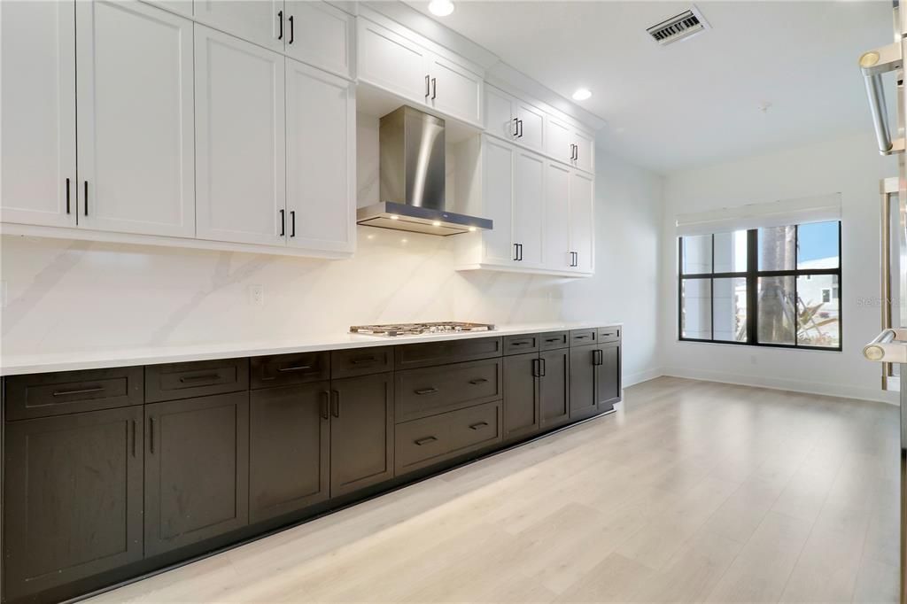 合同活跃: $1,450,000 (3 贝兹, 3 浴室, 3162 平方英尺)