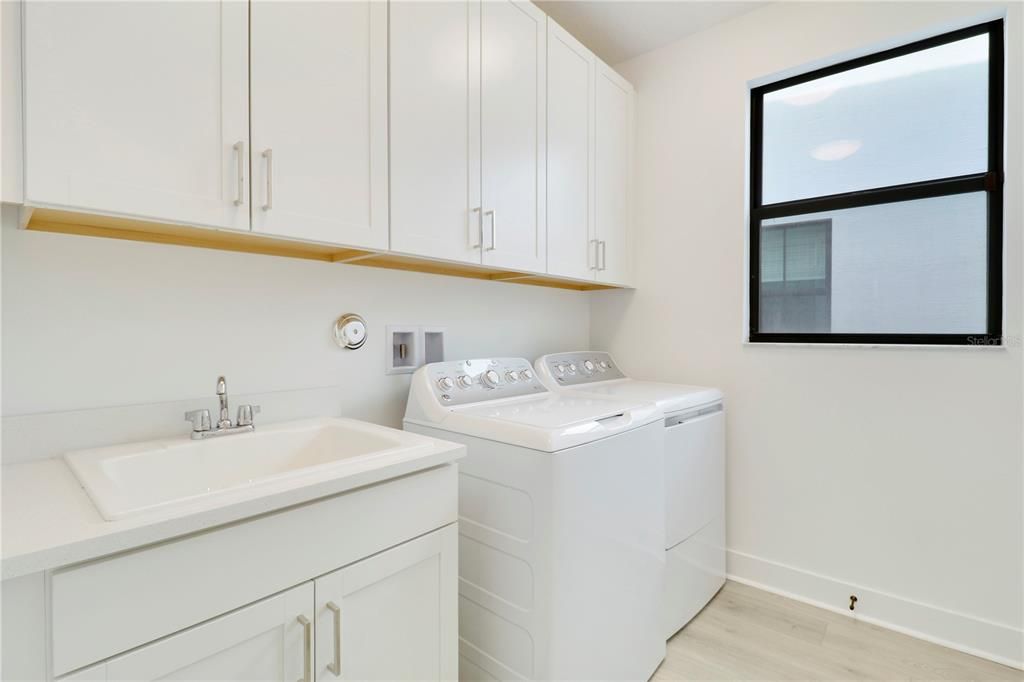 合同活跃: $1,450,000 (3 贝兹, 3 浴室, 3162 平方英尺)