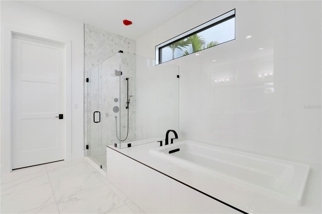 合同活跃: $1,450,000 (3 贝兹, 3 浴室, 3162 平方英尺)