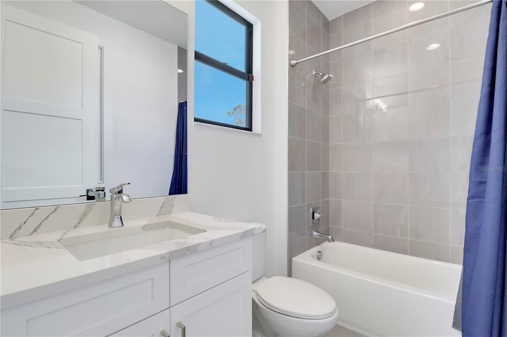 合同活跃: $1,450,000 (3 贝兹, 3 浴室, 3162 平方英尺)