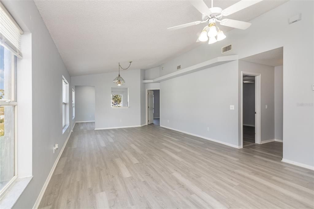 Под контрактом: $340,000 (3 спален, 2 ванн, 1300 Квадратных фут)