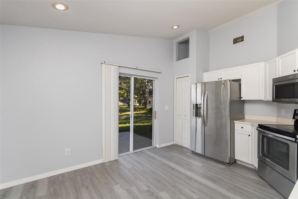 Под контрактом: $340,000 (3 спален, 2 ванн, 1300 Квадратных фут)