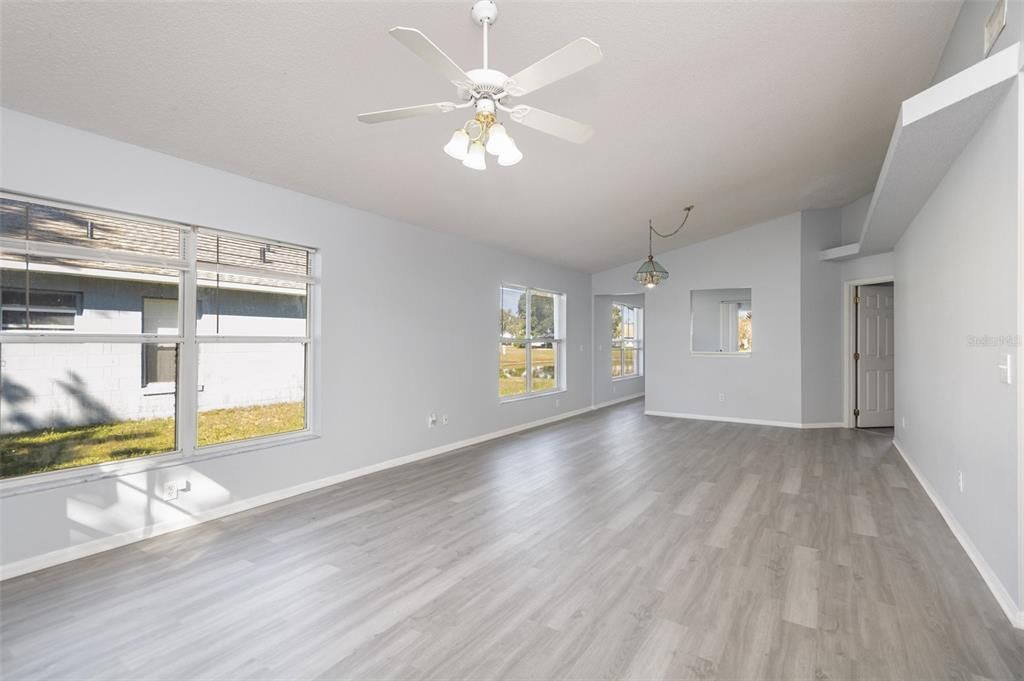 Под контрактом: $340,000 (3 спален, 2 ванн, 1300 Квадратных фут)