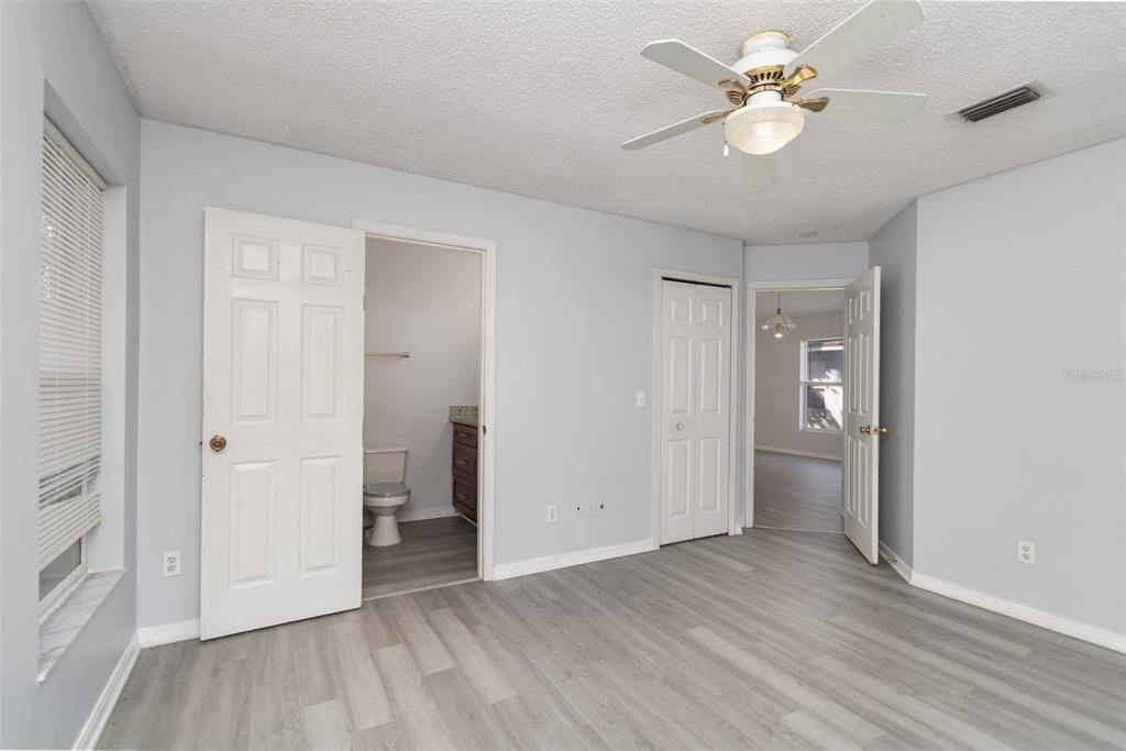 Под контрактом: $340,000 (3 спален, 2 ванн, 1300 Квадратных фут)